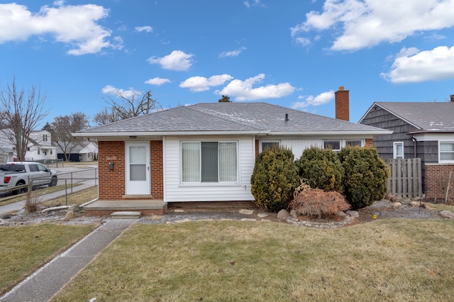 view of front of property featuring a front lawn