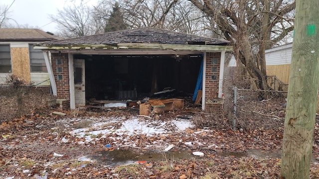 view of outdoor structure featuring an outbuilding