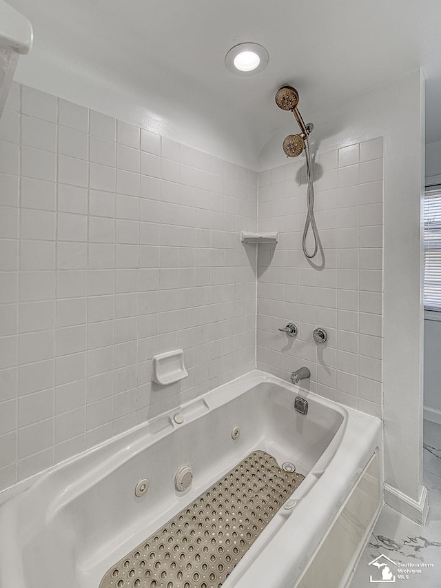 bathroom with tiled shower / bath