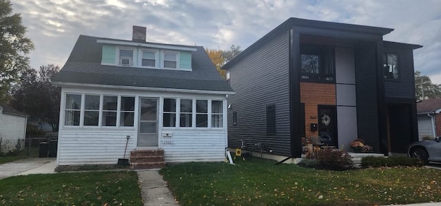 view of front of home featuring a front yard