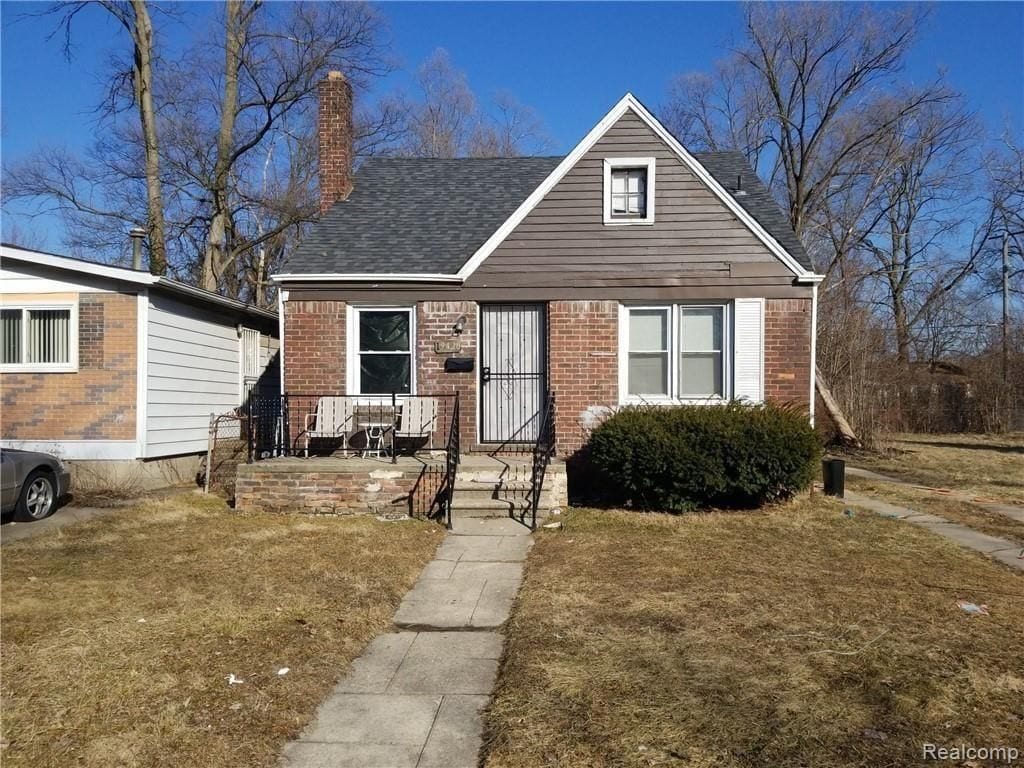 bungalow featuring a front yard