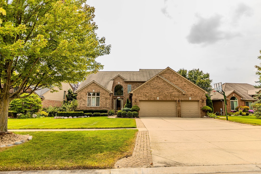 view of front facade featuring a garage and a front lawn