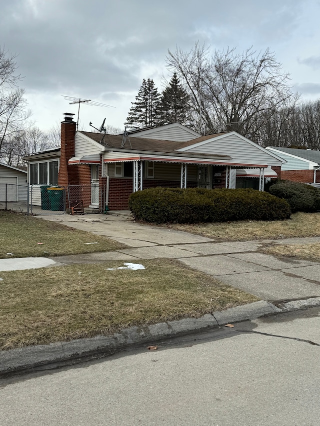 view of front of property with a front yard