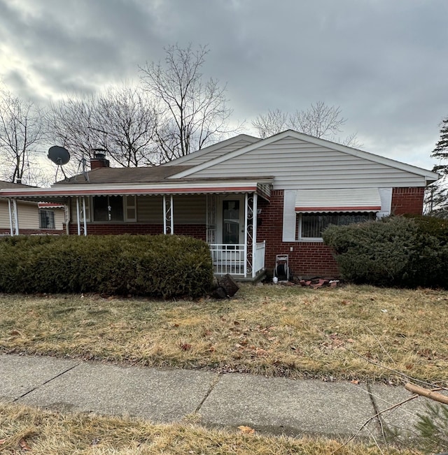 single story home with a front lawn