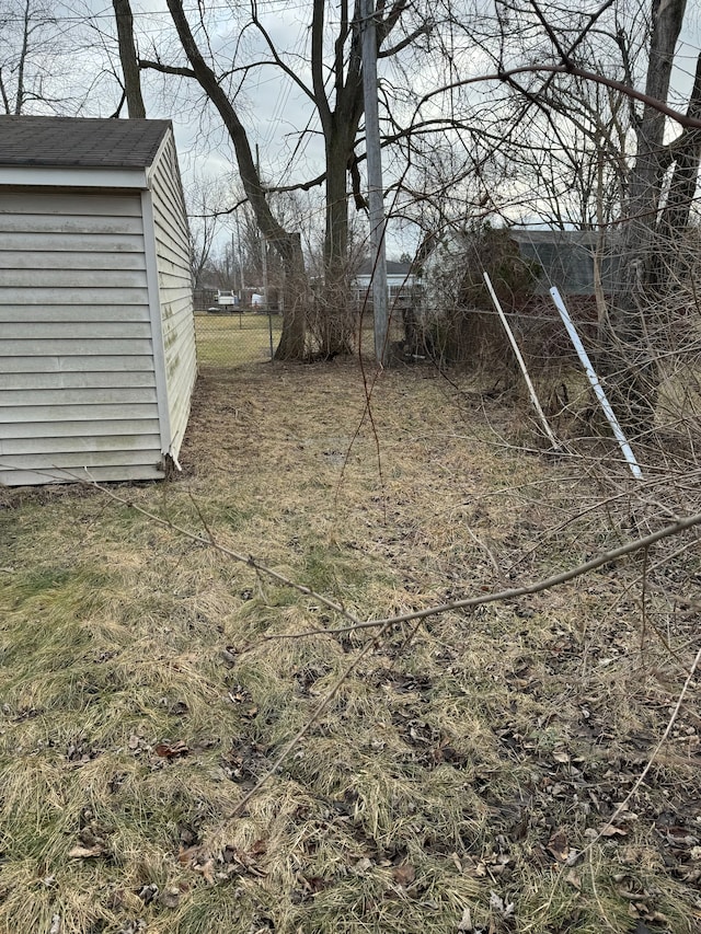 view of yard featuring a storage unit