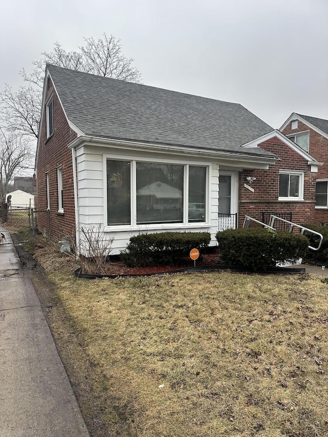 view of front facade featuring a front yard