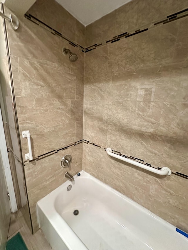 bathroom with tiled shower / bath