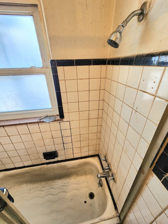 bathroom featuring tiled shower / bath combo