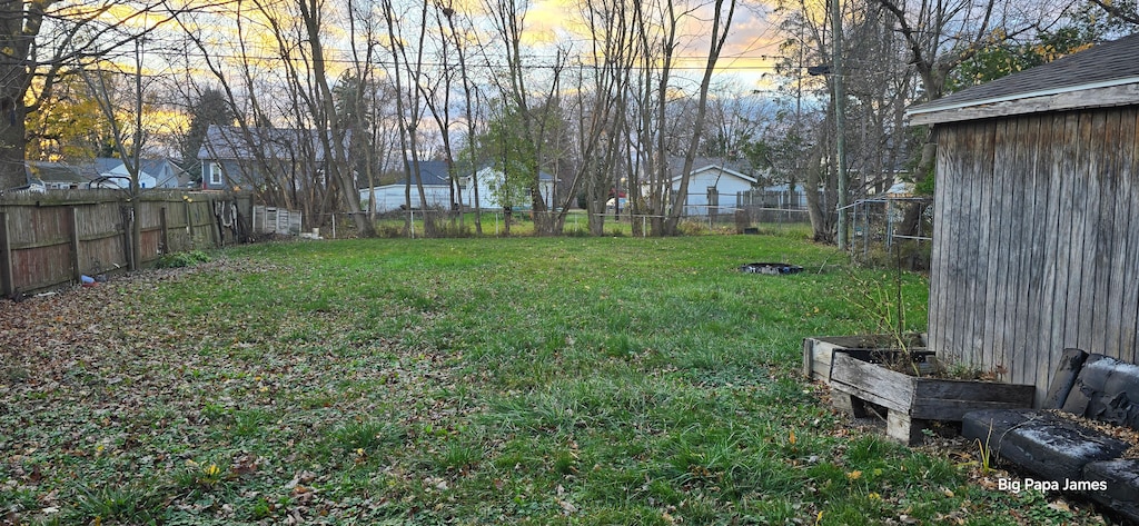 view of yard at dusk