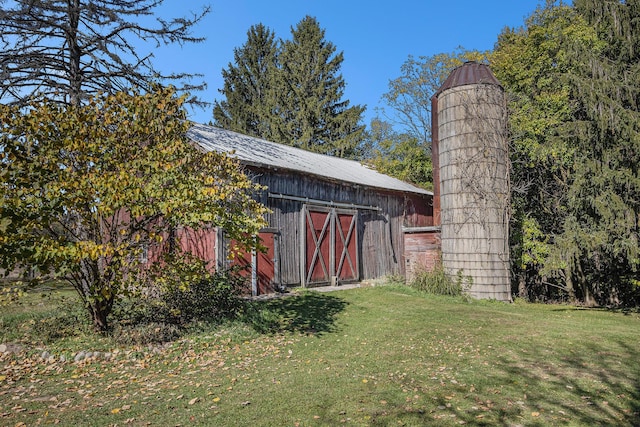 view of outdoor structure with a lawn