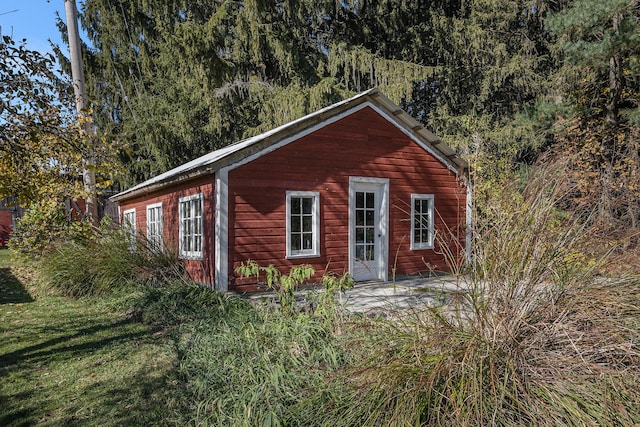 exterior space featuring a lawn