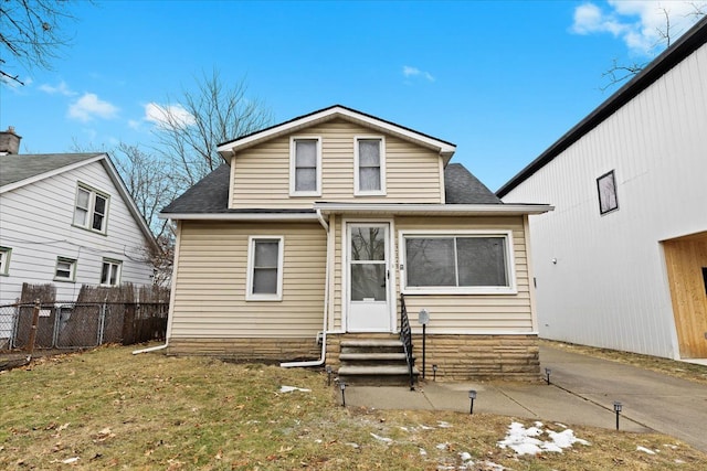 bungalow featuring a front lawn