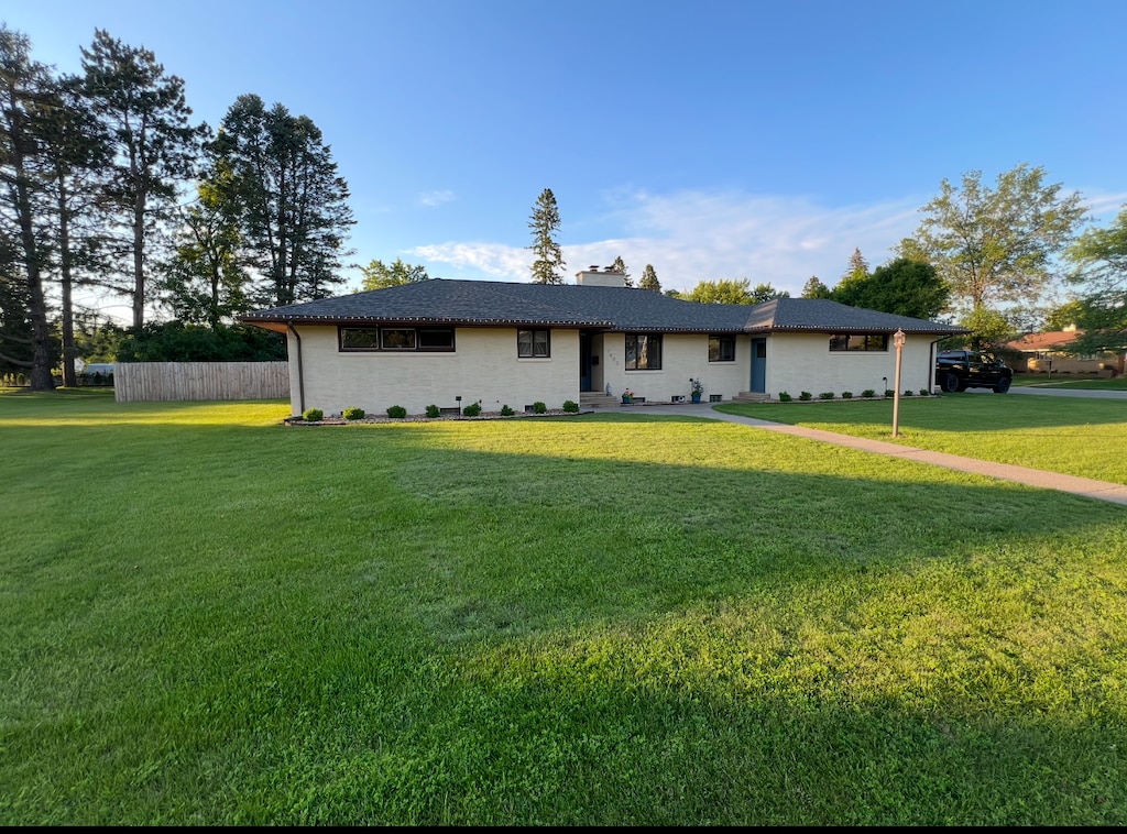 ranch-style house featuring a front lawn