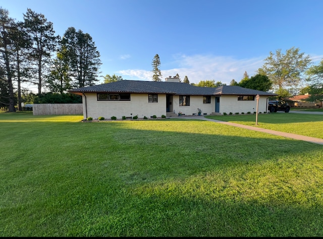 ranch-style house featuring a front lawn