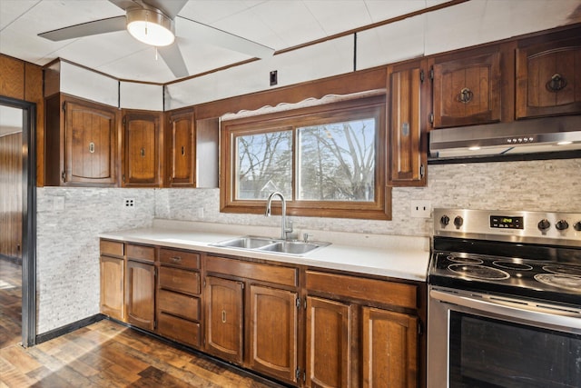 kitchen with sink, dark hardwood / wood-style flooring, decorative backsplash, stainless steel range with electric stovetop, and ceiling fan