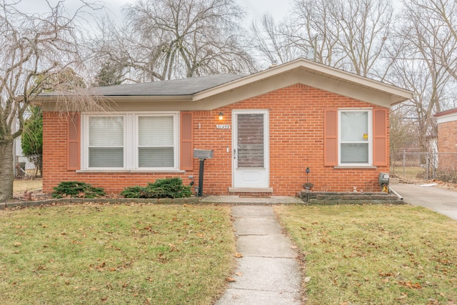 view of front of property with a front yard