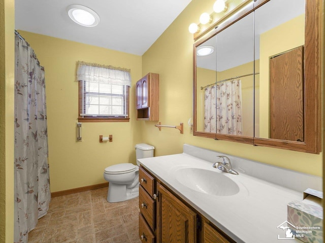 bathroom with vanity, a shower with shower curtain, and toilet