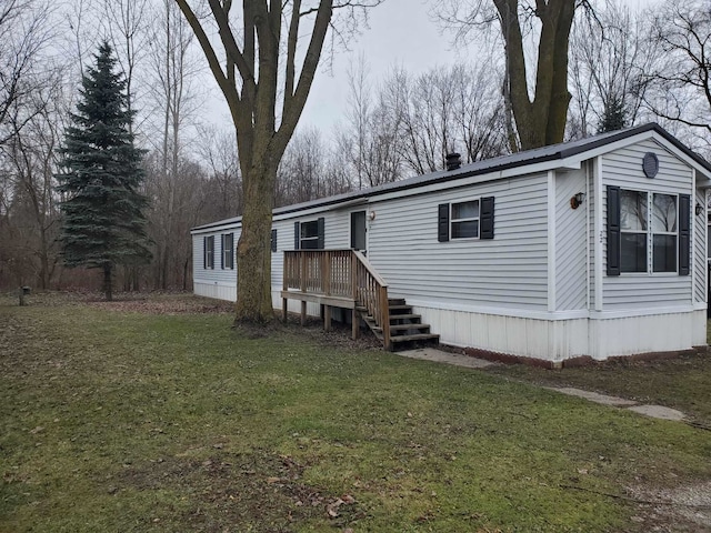 manufactured / mobile home with a front lawn