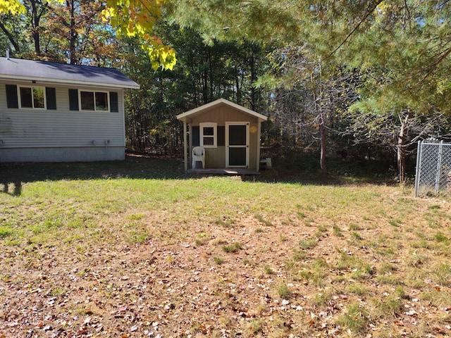 view of yard featuring a storage unit