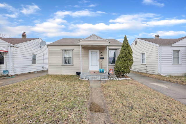 view of front of property featuring a front yard