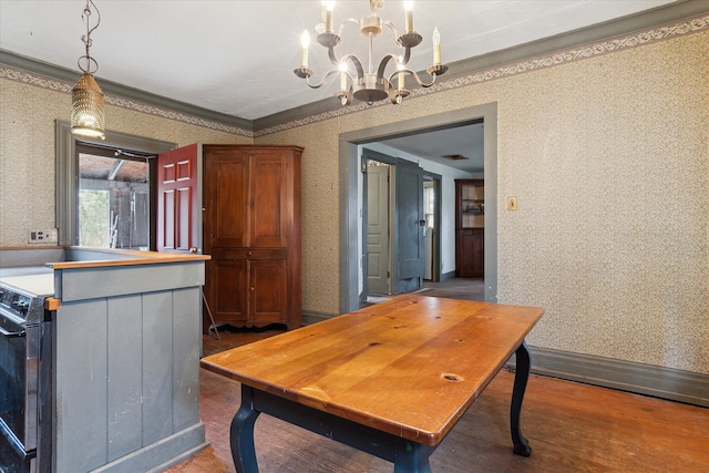 dining space featuring dark wood-type flooring, crown molding, and an inviting chandelier