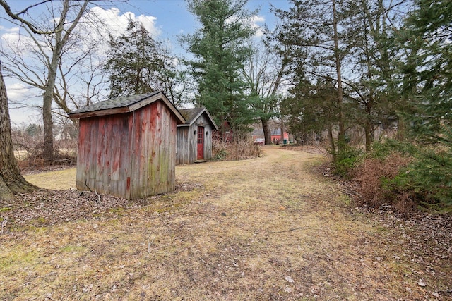 view of yard featuring a shed