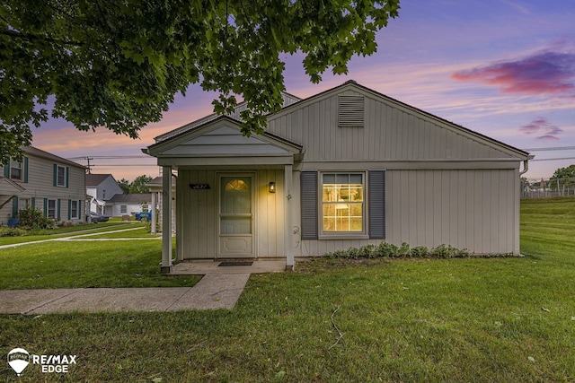 view of front of house featuring a lawn