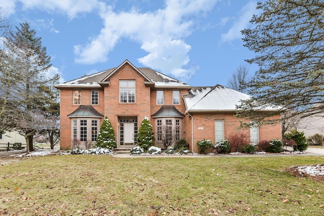 view of front facade with a front lawn