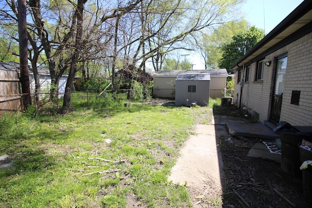 view of yard with a storage unit