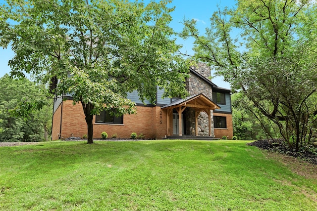 view of front of home featuring a front yard