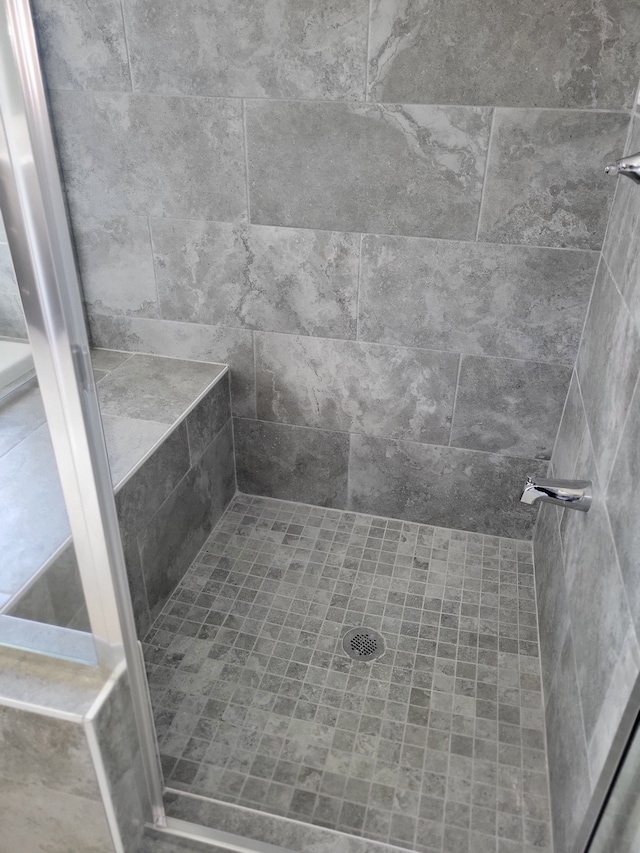 bathroom featuring a tile shower