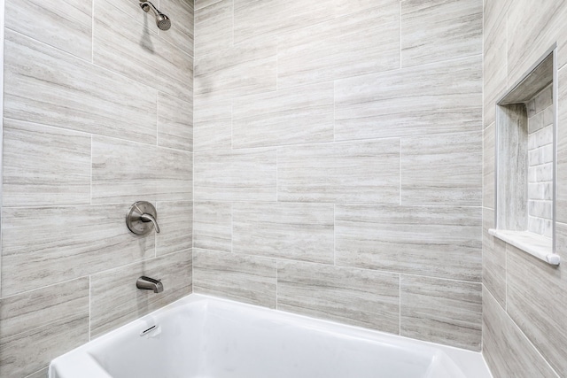 bathroom with tiled shower / bath