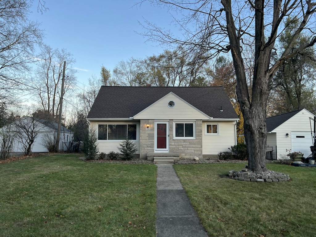 view of front facade featuring a garage and a front lawn