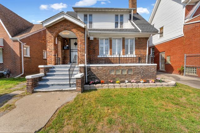 view of front of house with a front lawn