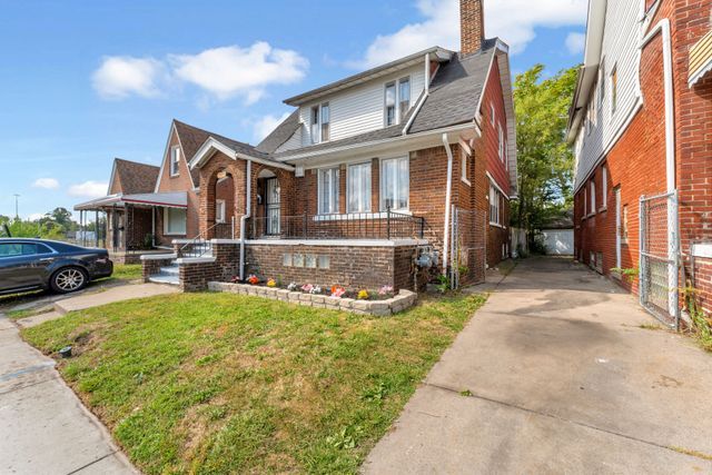 view of front of home with a front yard