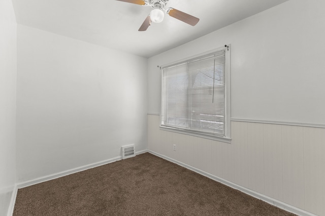 carpeted empty room featuring ceiling fan