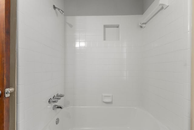 bathroom with tiled shower / bath combo