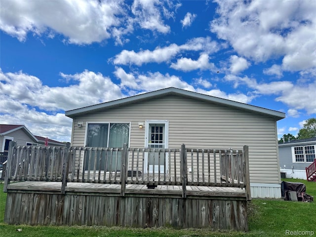 52263 Landsdowne Cir, Chesterfield, MI 48051 - back of property featuring a deck