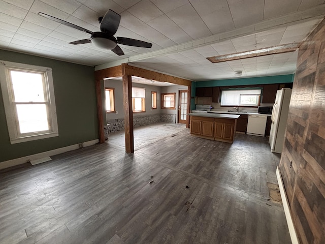 kitchen with ceiling fan, dark wood-type flooring, and white appliances