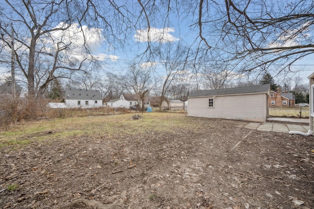 view of yard with an outbuilding