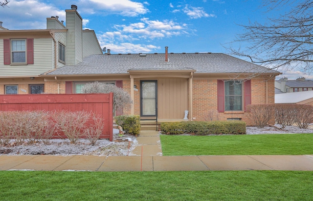 view of front of home featuring a front yard