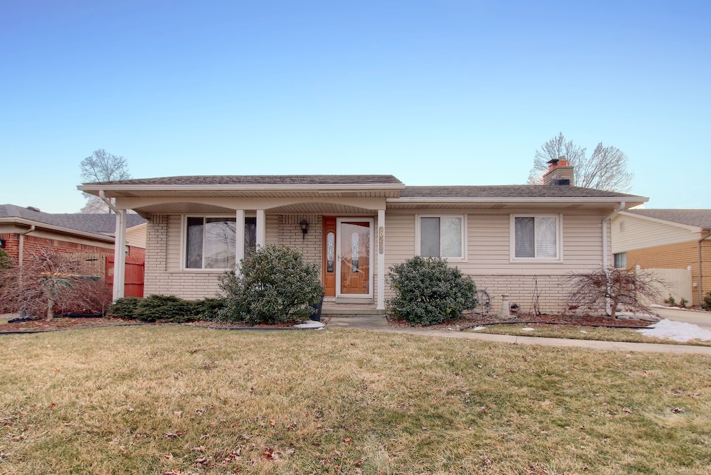 ranch-style home featuring a front lawn