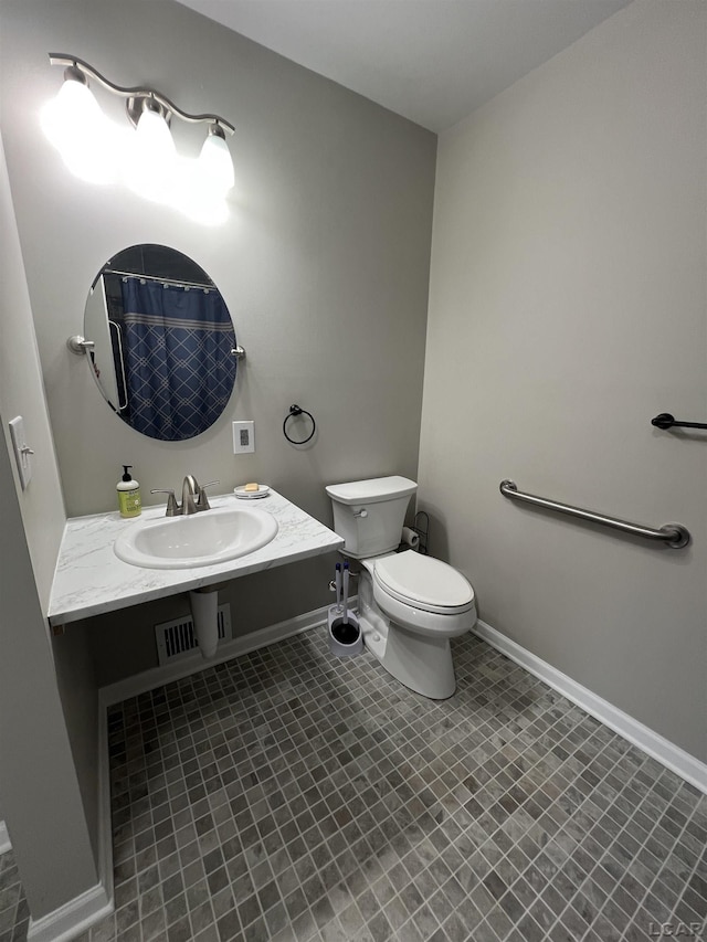 bathroom featuring a shower with curtain, vanity, and toilet