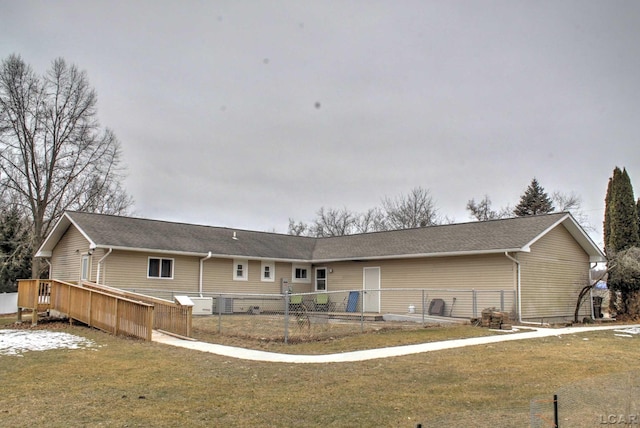 view of front of home featuring a wooden deck and a front lawn