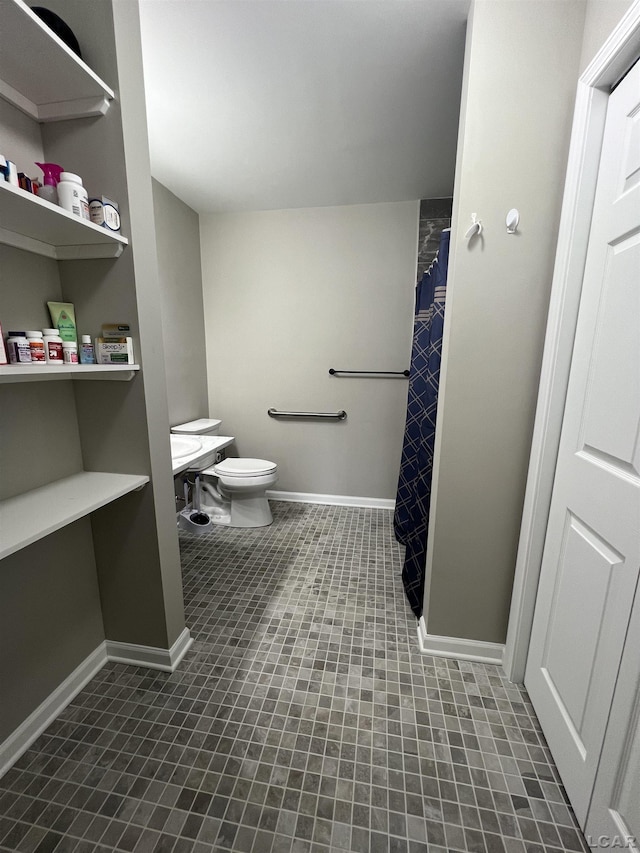 bathroom featuring a shower with curtain and toilet