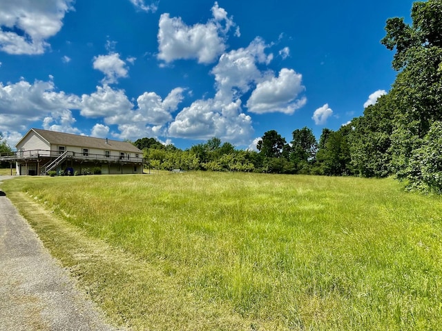 view of yard featuring a rural view