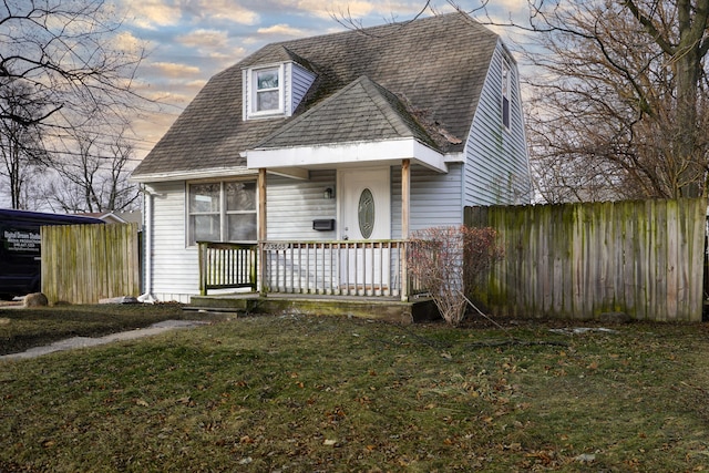 view of front of house featuring a lawn