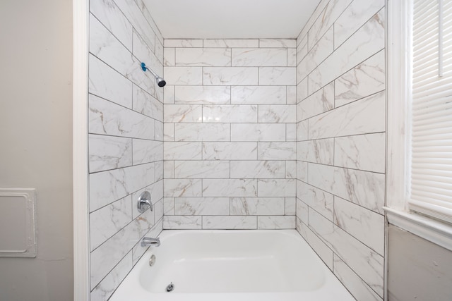 bathroom featuring tiled shower / bath combo