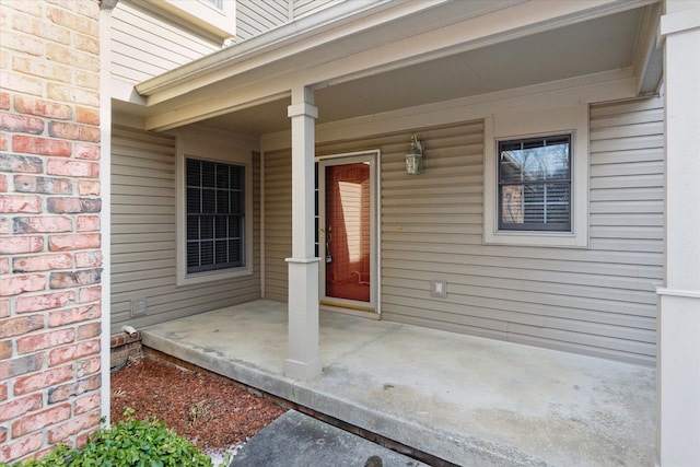 property entrance featuring a porch