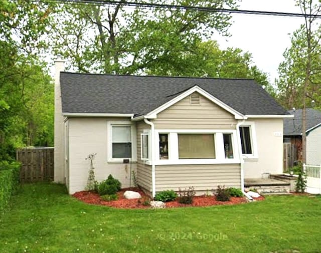 view of front of home featuring a front lawn